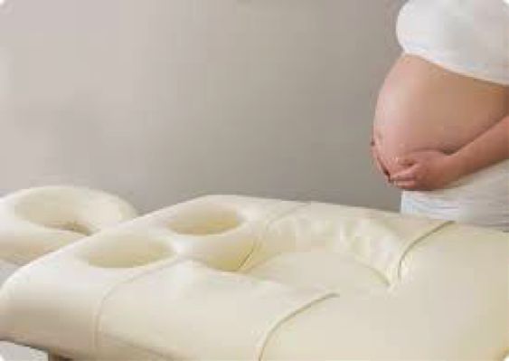 Speciale massagetafel met uitsparing voor buik en borsten voor zwangere vrouwen